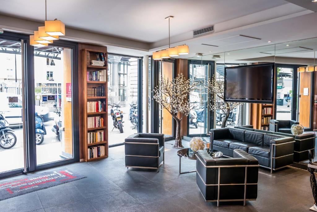 巴黎埃菲尔艺术酒店的带沙发和电视的客厅