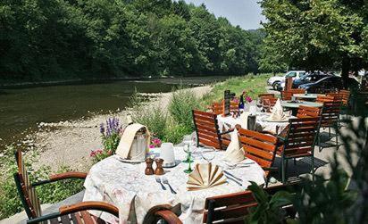 费瑞雷斯拉菲姆餐厅饭店的河边的一排桌椅
