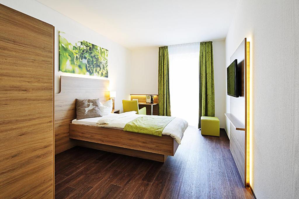 兰根布鲁克格林迪尔巴伐利亚酒店的酒店客房,配有床和电视