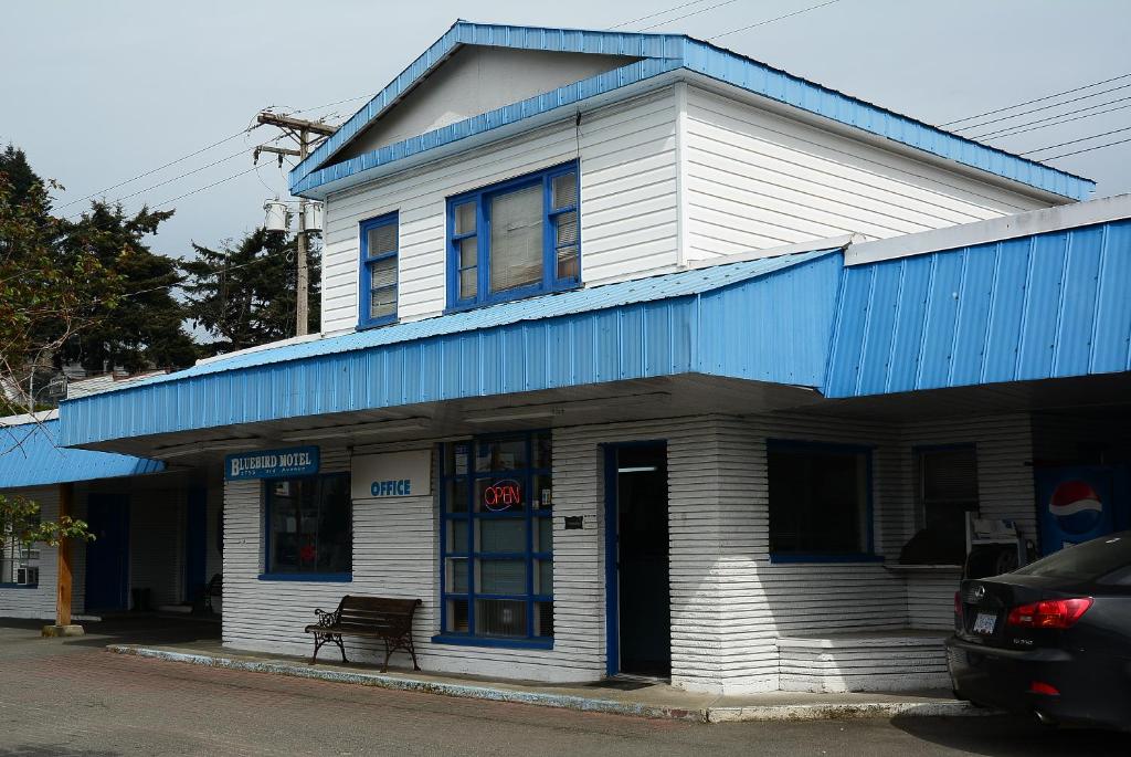 艾伯尼港Bluebird Motel的蓝色和白色的建筑,有蓝色的屋顶