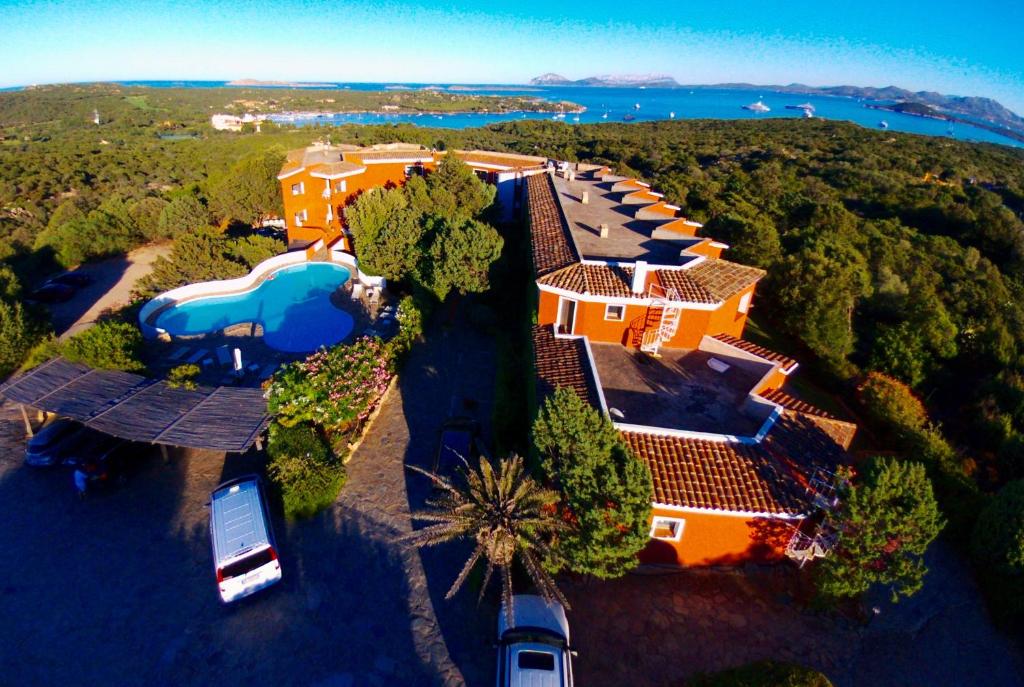 切尔沃港瓦尔帝欧拉酒店的享有带游泳池的房屋的空中景致