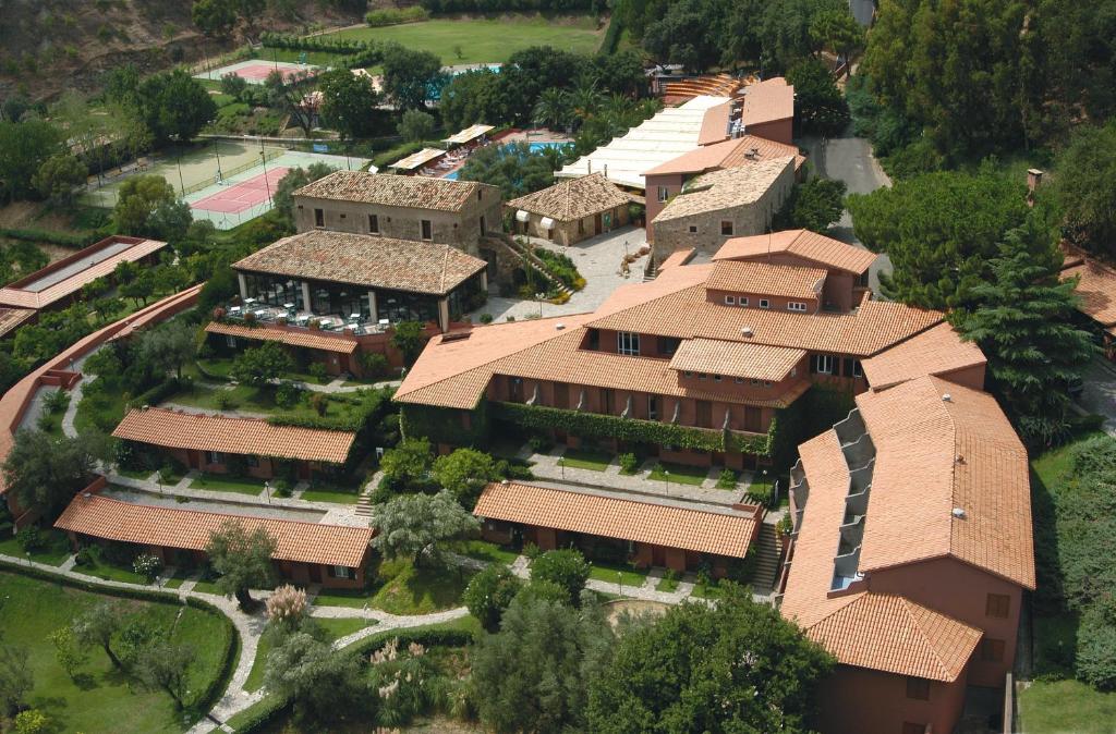 蒙泰保内米拉波公园酒店的享有带庭院的建筑的顶部景致