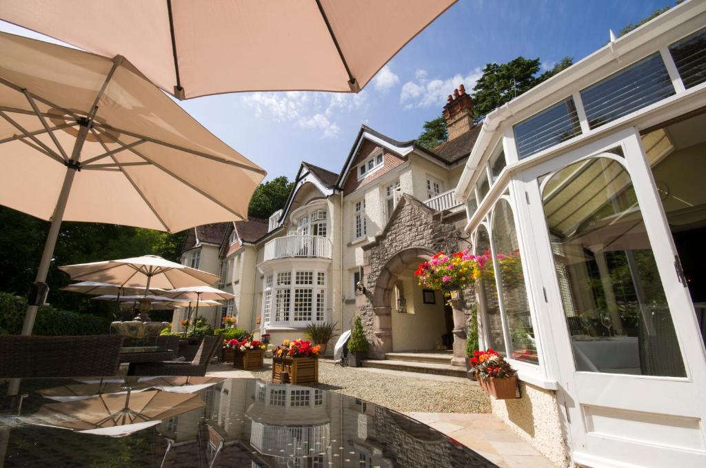 罗泽尔哈顿主教城堡酒店的房屋设有带遮阳伞的户外庭院