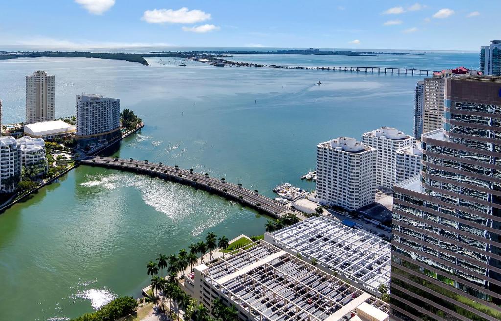 迈阿密Icon Residences by SS Vacation Rentals的水体城市的空中景观