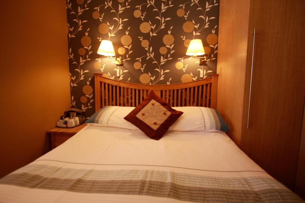 约克布伦特伍德宾馆的一间卧室配有一张带枕头的床