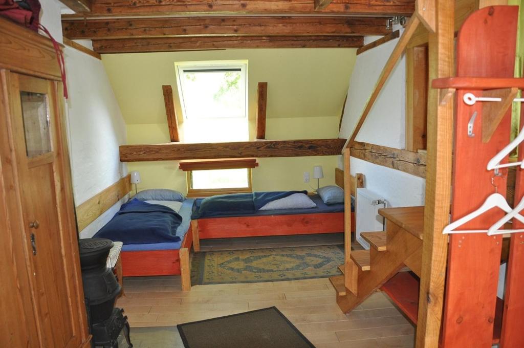 PolleForsthaus Wilmeröderberg的小房间设有两张床和窗户