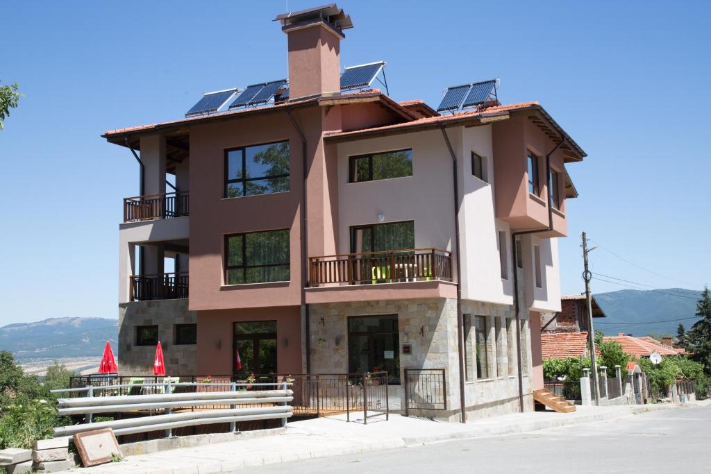 萨帕雷瓦巴尼亚Sveti Nikola Family Hotel Sapareva Banya的一座建筑的顶部设有太阳能电池板