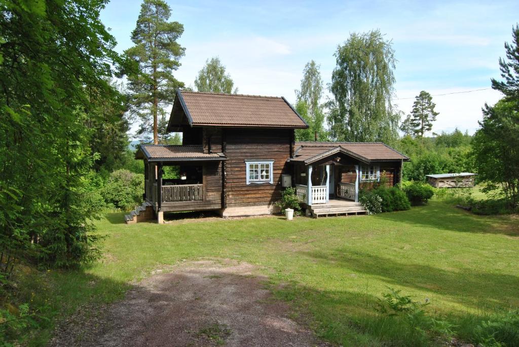 奥萨Orsastuguthyrning - Stenberg的小木屋设有门廊和庭院