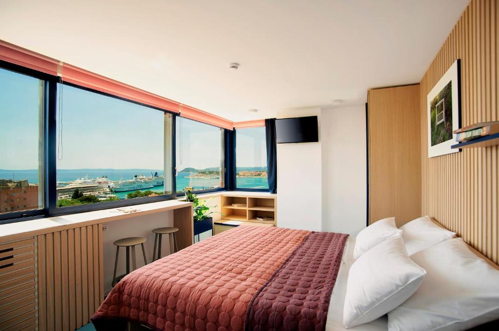 斯普利特UP THERE design rooms的一间卧室配有一张床和一个窗户台