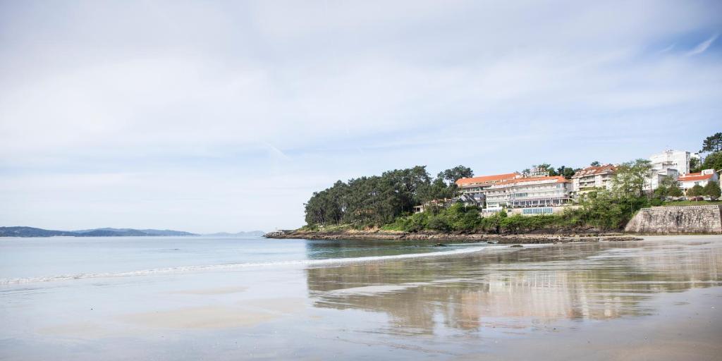 桑亨霍圣森索塔拉索大酒店的享有海滩和海岸房屋的景色