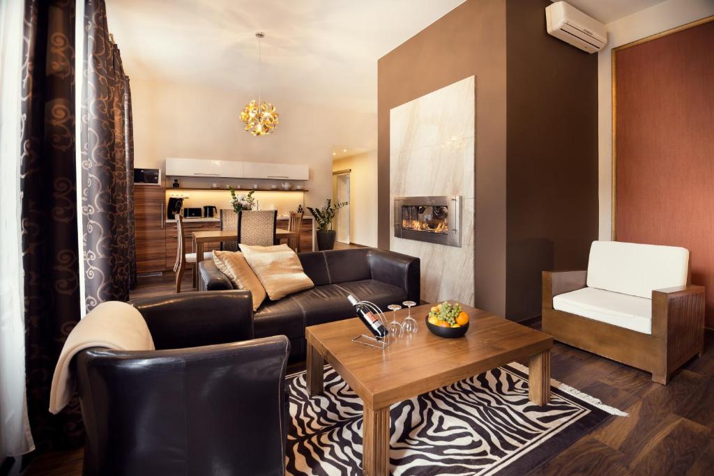 科希策城市住宅公寓式酒店的客厅配有沙发和桌子