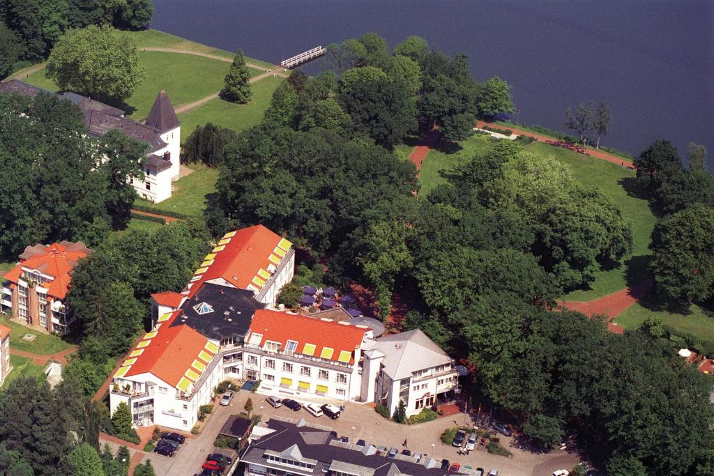 巴德茨维什安米尔汉森之家酒店的享有树木繁茂的大房子的空中景色