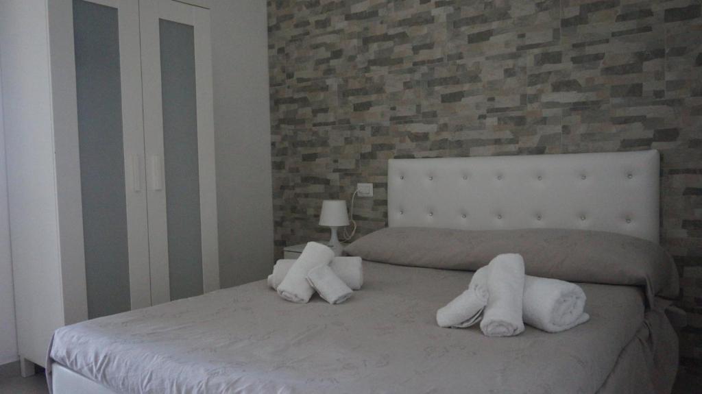 巴里马塞洛住宿加早餐旅馆的一间卧室配有一张带白色毛巾的床