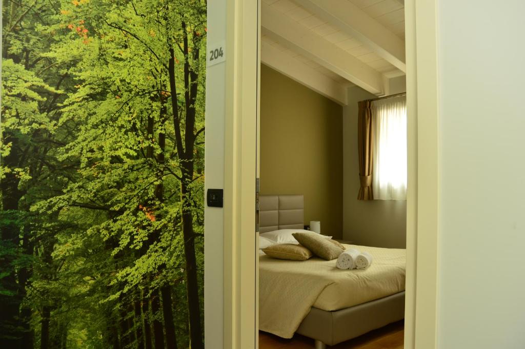 RovettaLocanda Blum In的一间卧室设有一张床和一个窗口