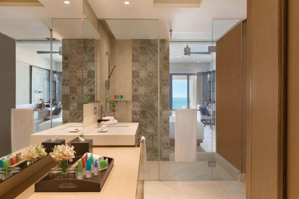 坎昆坎昆凯悦特瑞葵泽酒店 - 仅限成人 - 全包的一间带水槽和镜子的大浴室