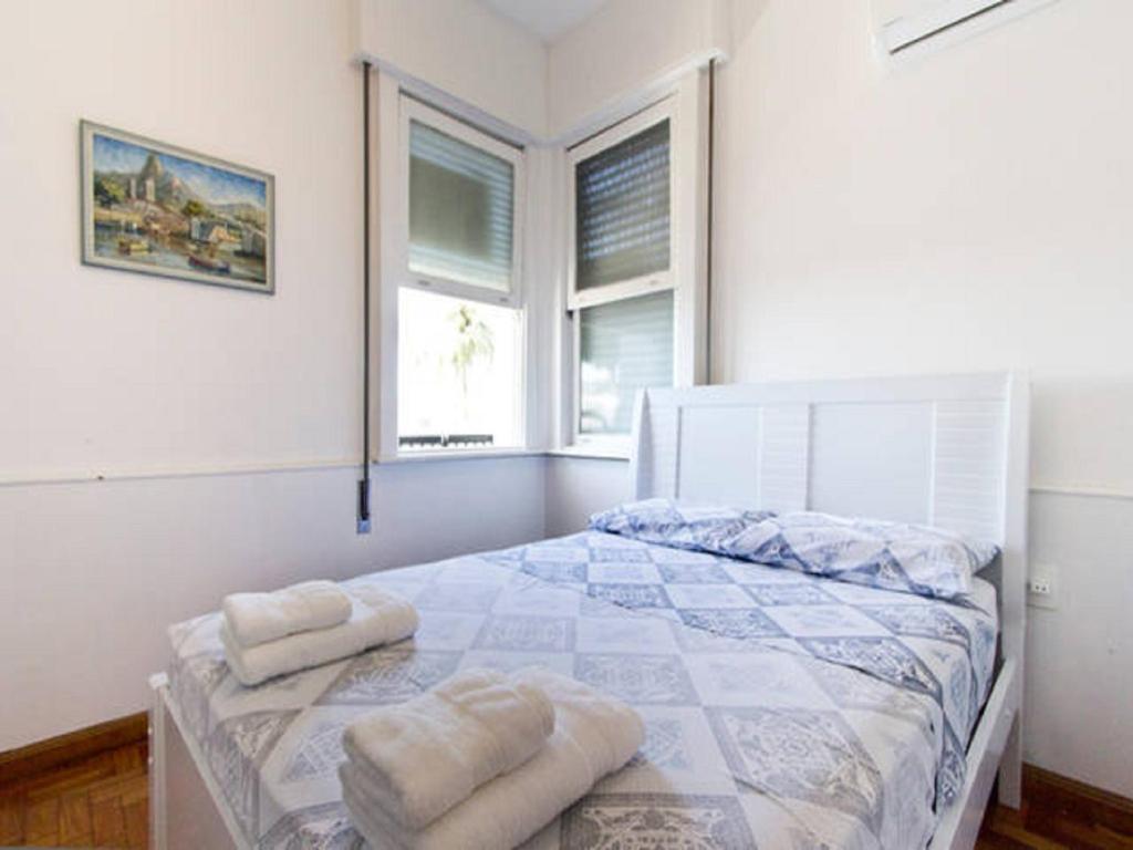 里约热内卢Apartamento Atlantica Rio的一间卧室配有一张床,上面有两条毛巾