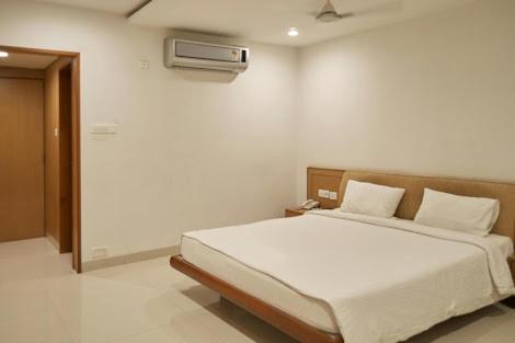 迈索尔Hotel Ashwini Lodge的卧室配有一张白色大床