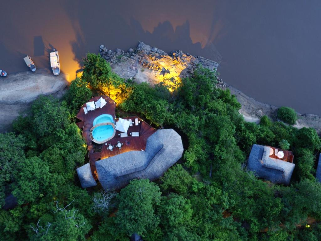 MkalinzuSerena Mivumo River Lodge的树上房屋的顶部景色