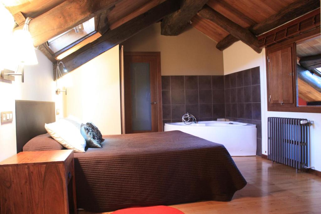 FriolBi Terra tu descanso zona Miraz Sobrado的一间卧室设有一张大床和一个水槽