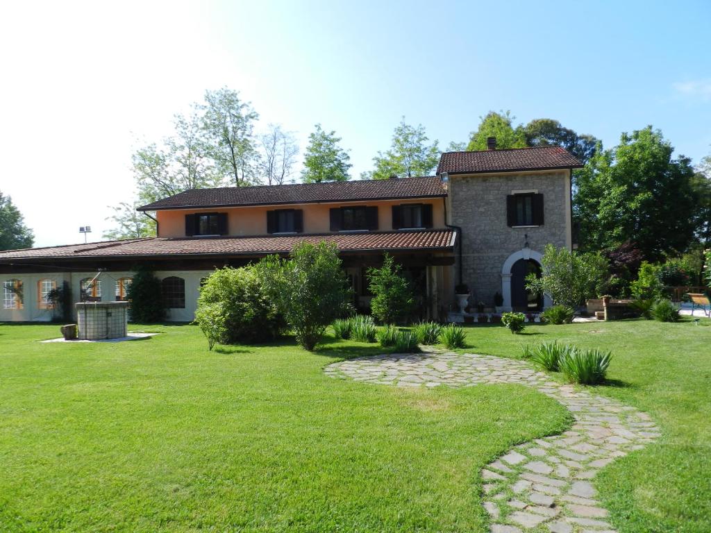 Rocca dʼEvandroIl Nibbio Reale Country House的庭院前有石头道的房子