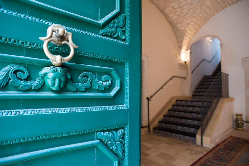 希克利Palazzo Conti Camere & Suites的大楼内有楼梯的蓝色门