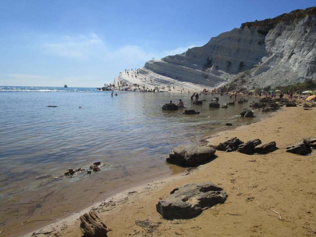 雷阿尔蒙特Playa Dei Turchi的一群人,在海边