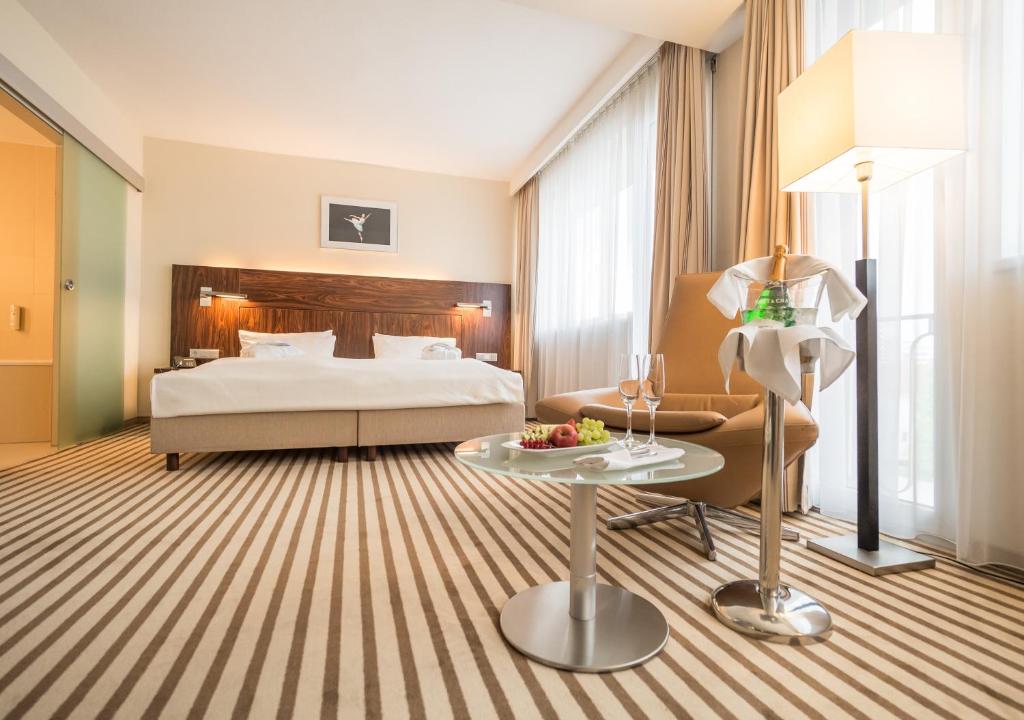 开姆尼茨歌剧酒店的酒店客房配有一张床铺和一张桌子。
