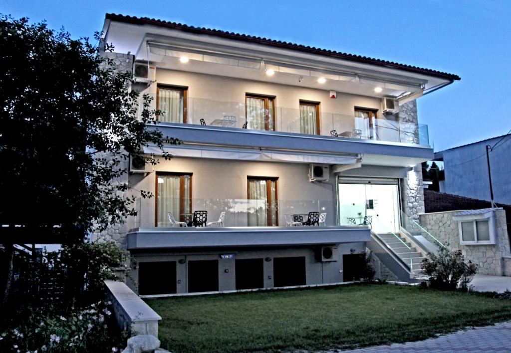 希维利Kochili Seashell Apartments的带阳台和庭院的大型白色房屋