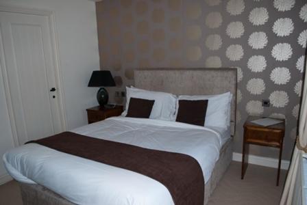FulbeckThe Hare and Hounds的卧室配有一张带白色床单和枕头的大床。