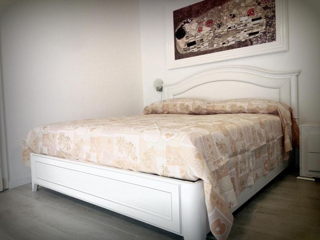 塔兰托B&B San Francesco的一间卧室配有一张床和被子