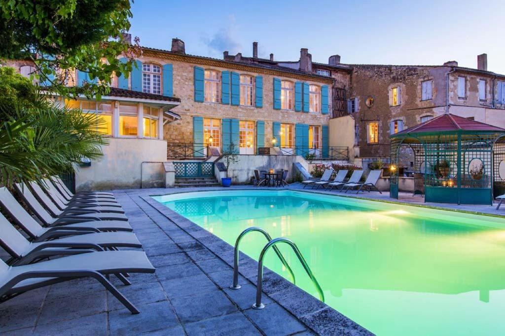 孔东蕾特瓦蕾酒店的一座带躺椅的游泳池位于大楼旁