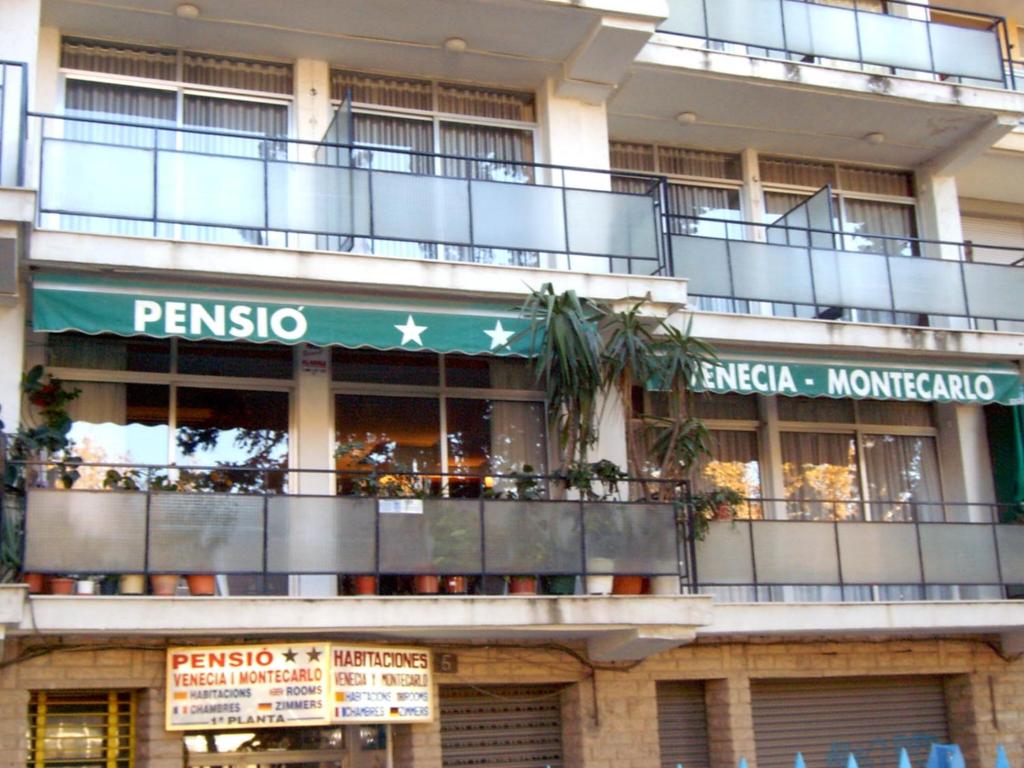 萨洛Pensión Venecia的公寓大楼设有阳台和餐厅