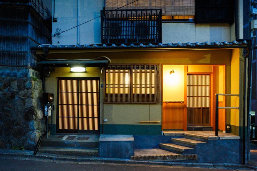 京都清水寺旅馆的街道上两扇门和楼梯的建筑