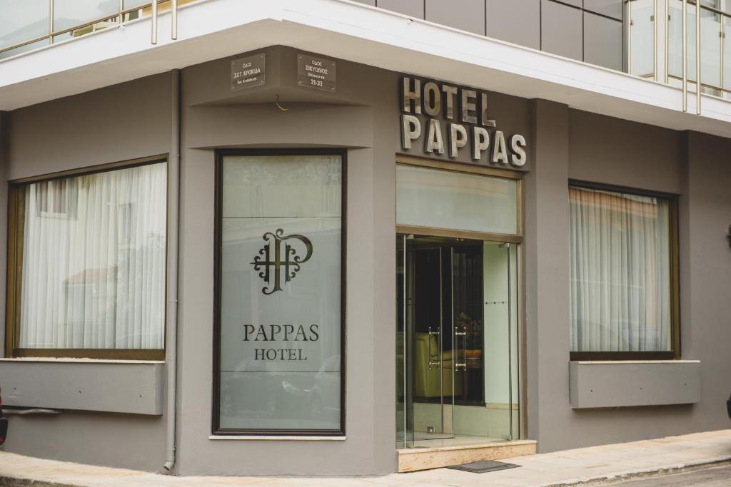 基亚通Hotel Pappas的大楼一侧的酒店帕帕斯酒店标志