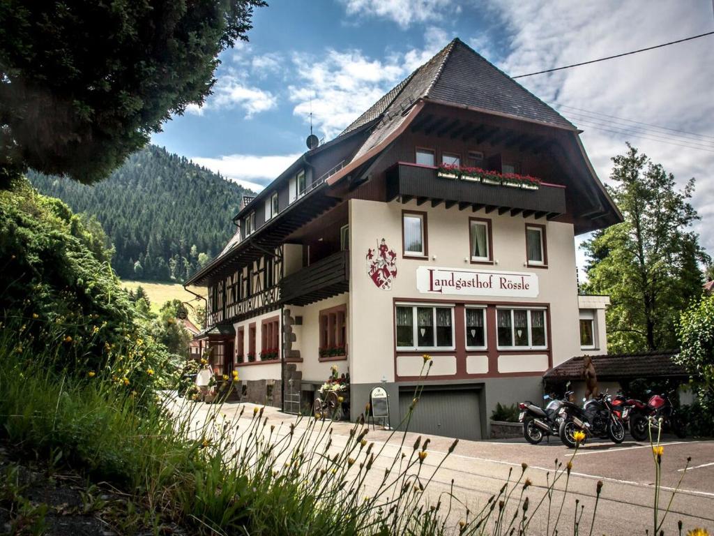 Oberprechtal兰德加斯托罗斯酒店的停在前面的摩托车建筑