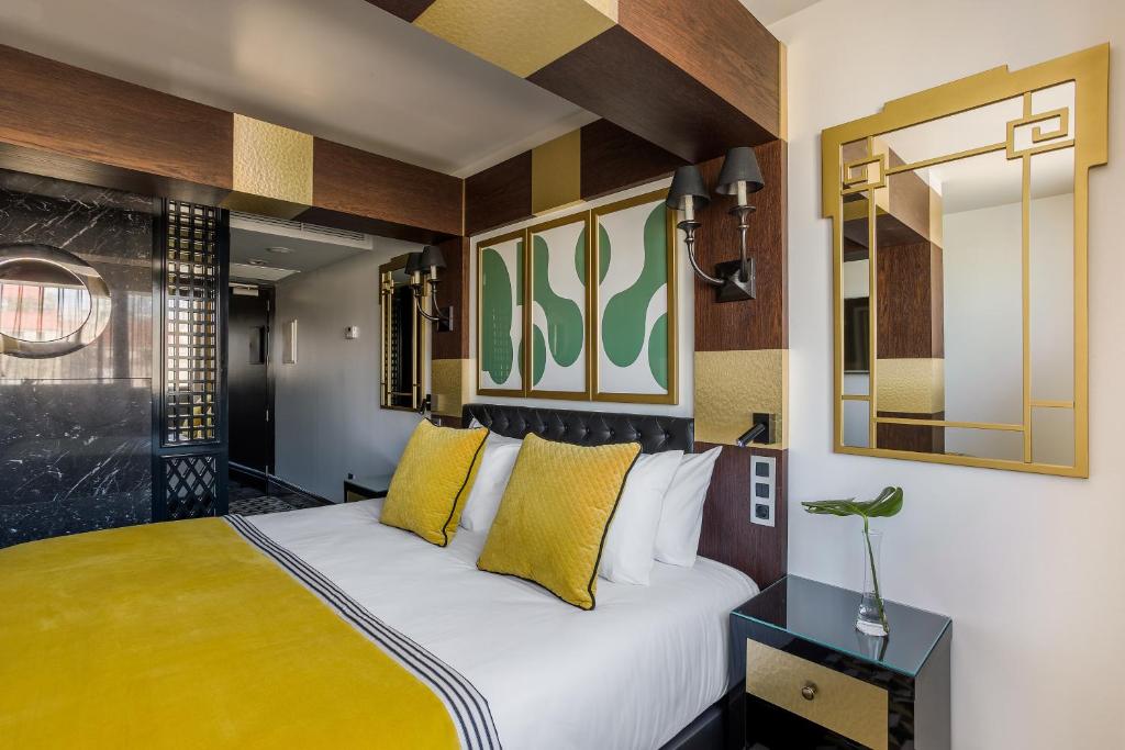 巴塞罗那安娜室友酒店的一间卧室配有一张带黄色枕头的大床