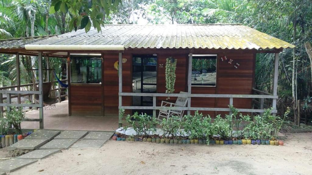 IrandubaAmazon Hostel & Eventos的锡屋顶的小型木屋