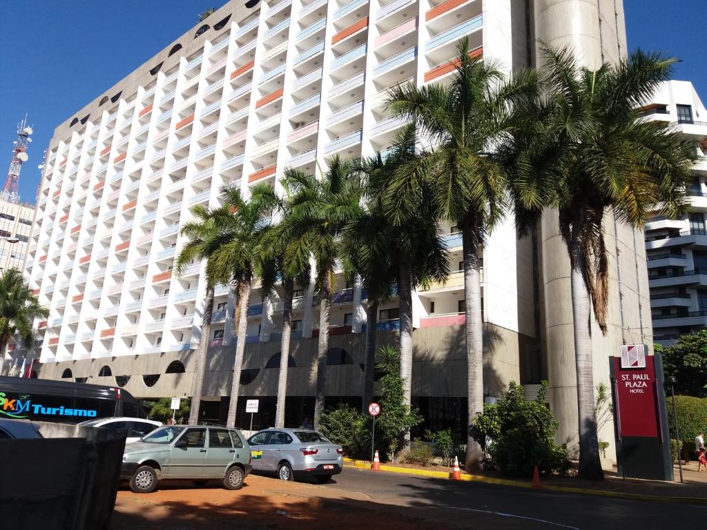 巴西利亚Barreto Apart Hotel的一座棕榈树环绕的大建筑