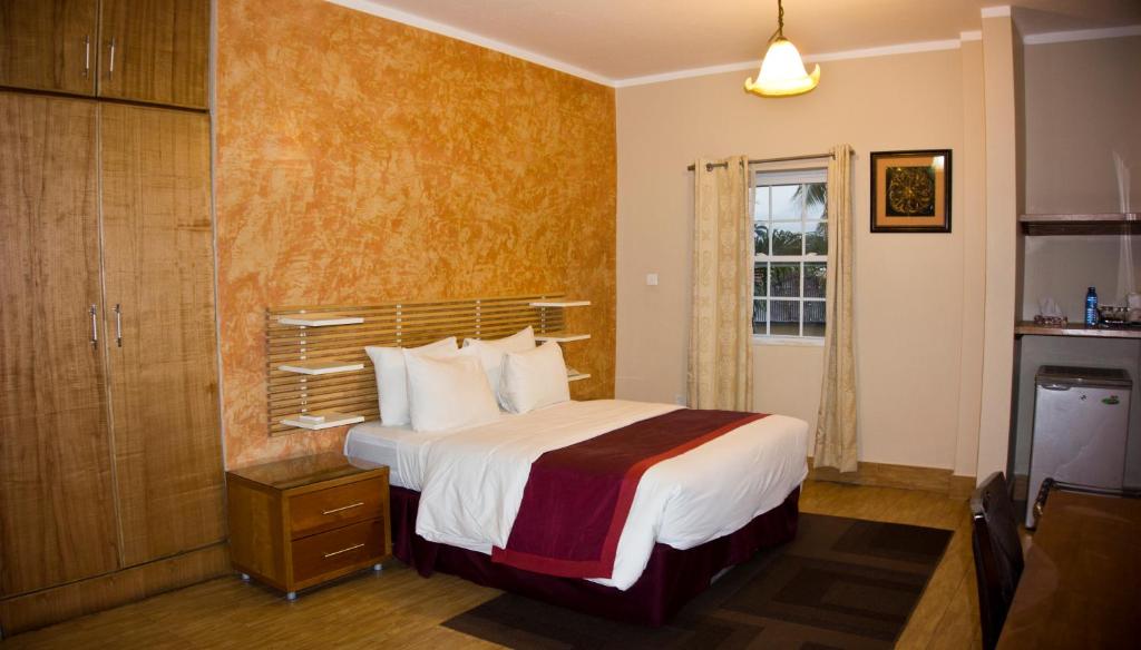 阿克拉热带飞地酒店 的酒店客房设有床和窗户。