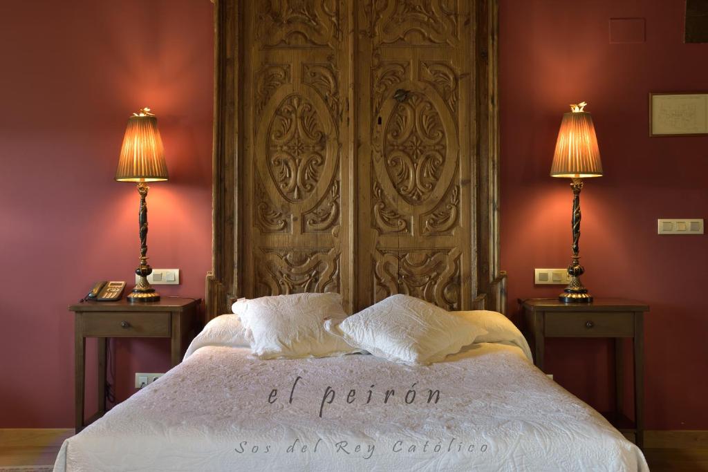 索斯-德尔雷卡托利科佩伦酒店的一间卧室配有一张大床和两盏灯