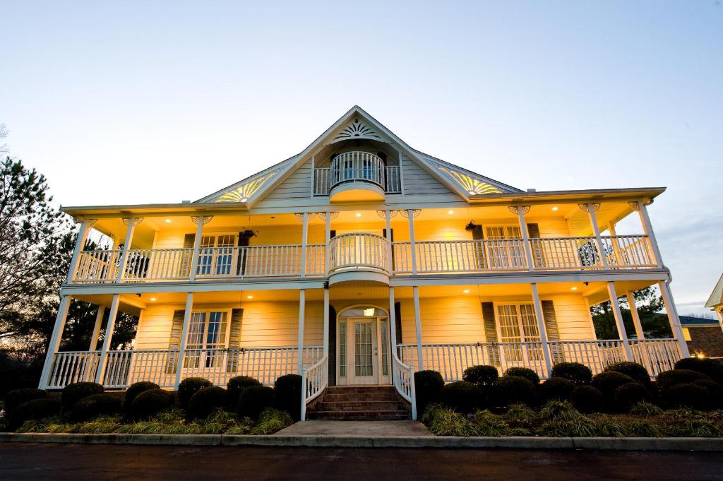 米灵顿种植橡树酒店的黄色的大房子,设有门廊