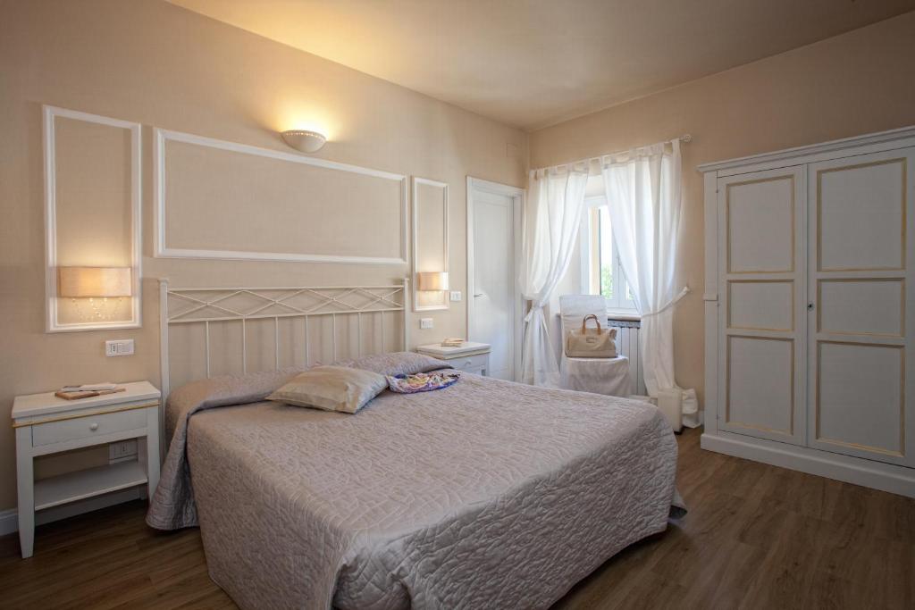 蒙塔尔奇诺巴兰左恩二号旅馆的一间卧室设有一张大床和一个窗户。