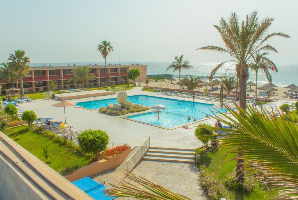 沙迦莎拉罗劳比池度假酒店的享有度假村游泳池的顶部景致