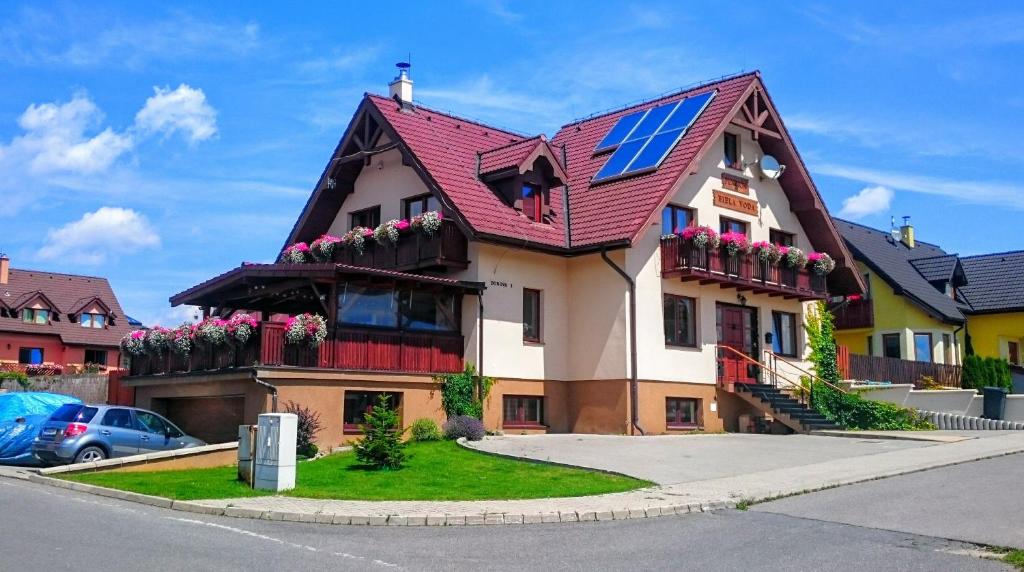 韦尔卡鲁穆尼卡比拉沃达旅馆的屋顶上设有太阳能电池板的房子