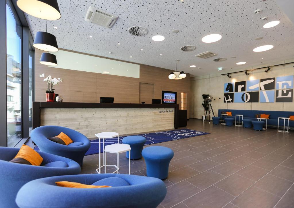 库夫施泰因库夫施泰因阿特酒店的大厅,设有蓝色椅子和柜台