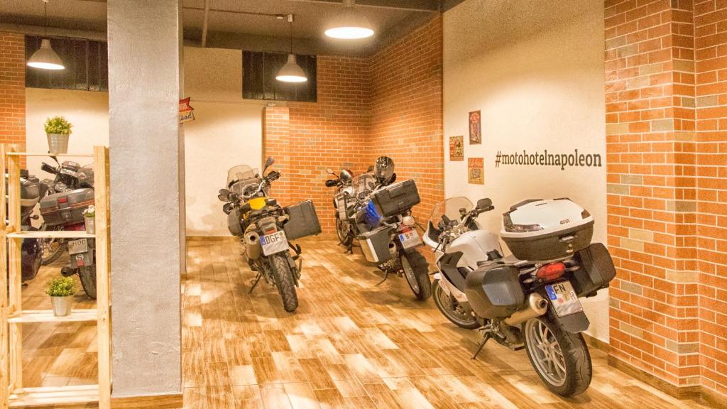 苏萨拿破仑苏萨酒店的一排摩托车停在车库里