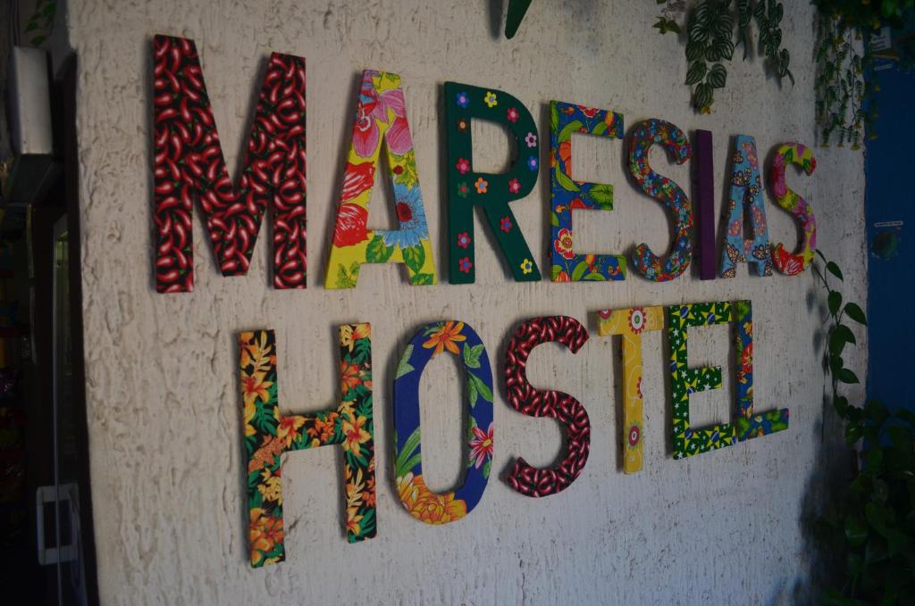 马利西亚斯Maresias Hostel & Suites的墙上挂着新堡高中的一个标志