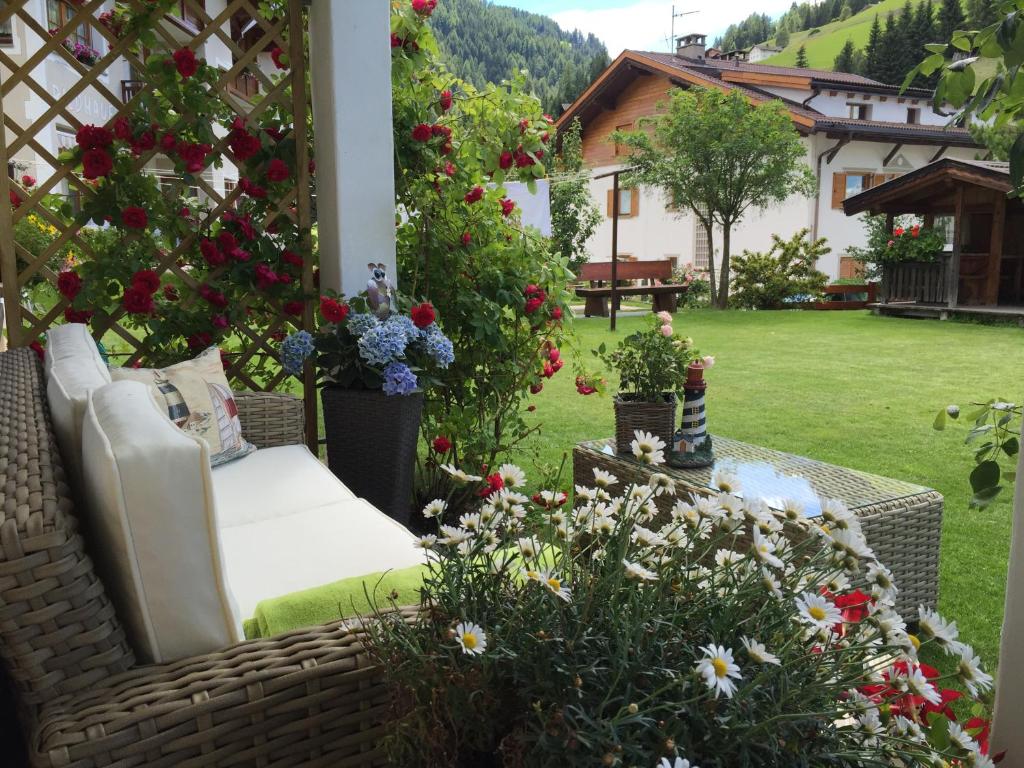 圣克里斯蒂娜Apartments Vaiolet的庭院里种着藤椅和鲜花