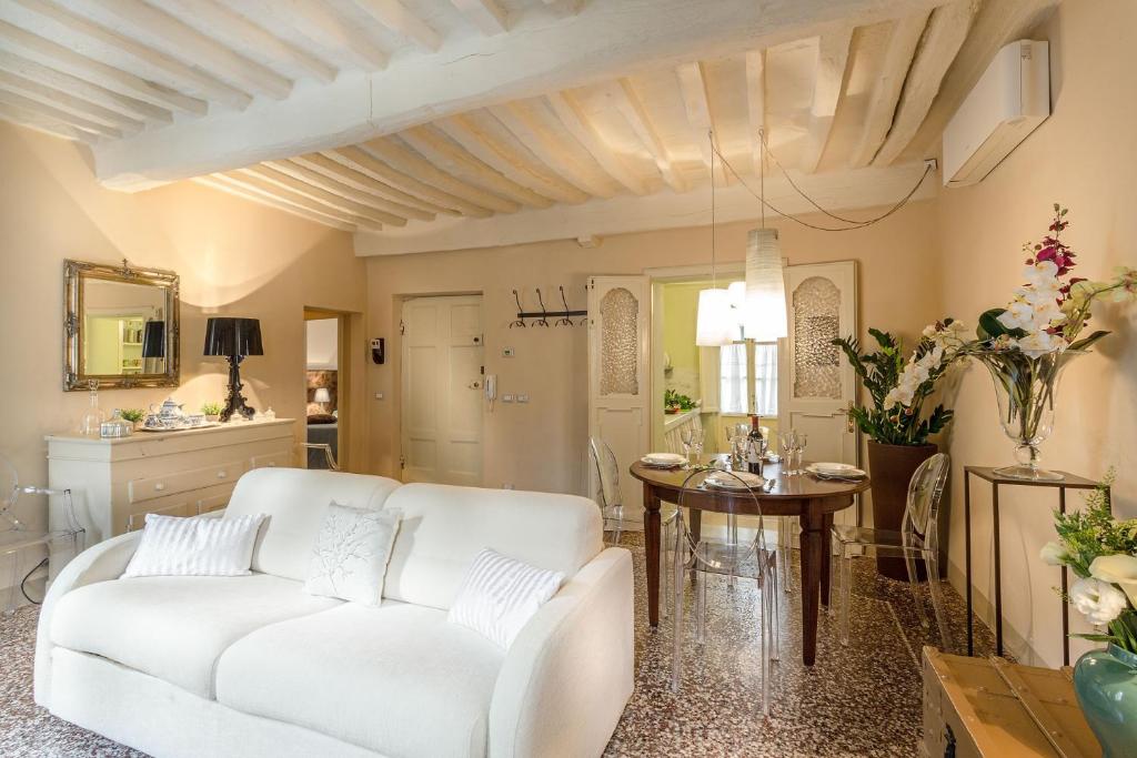 卢卡Appartamento Stellario的客厅配有白色的沙发和桌子
