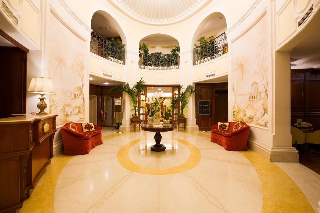 那不勒斯帕拉索阿拉巴迪耶里酒店的大楼中央带桌子的大堂